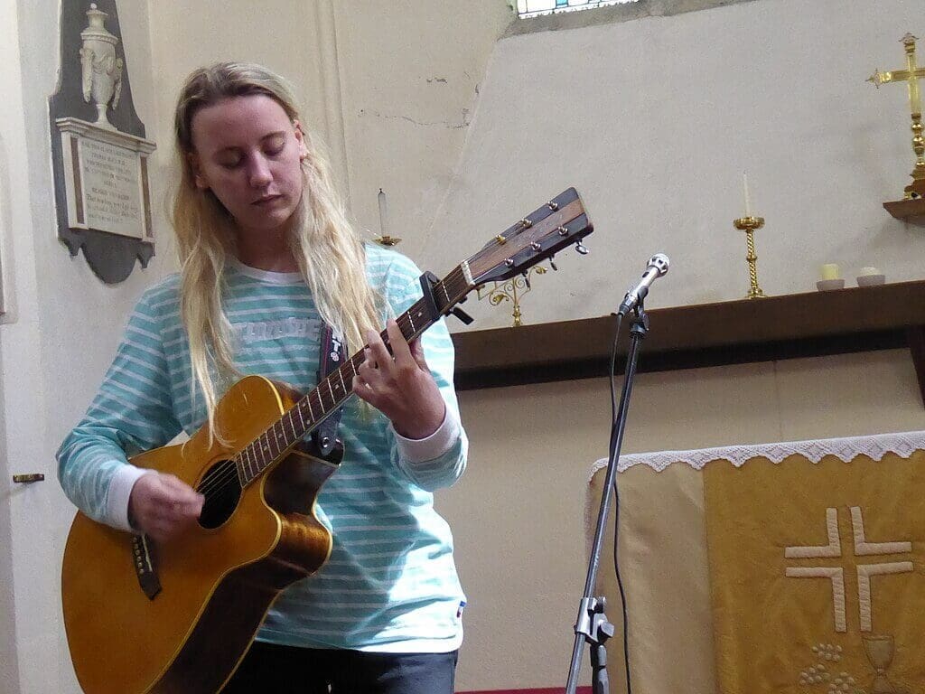 Emma_Chamberlain_playing_two_short_sets_at_Lostfest