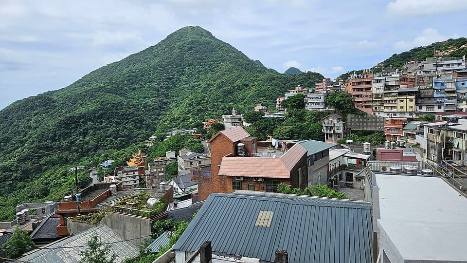 Jiufen_Buildings_and_Keelung_Mountain